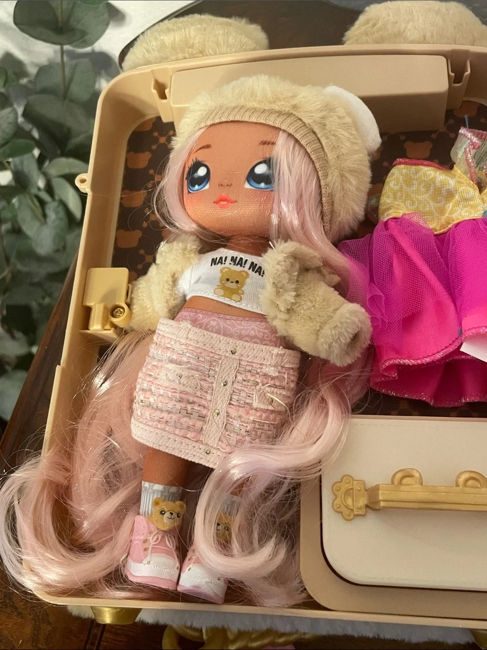 Na Na Na Surprise 3-in-1 Backpack Bedroom Playset Sarah Snuggles Fashion Doll
